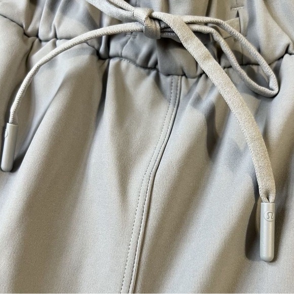 Lululemon Womens On The Fly Pants Size 8 Gray Silver Pockets Logo EUC - Picture 7 of 10